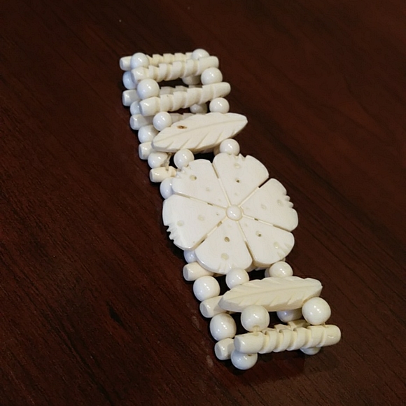 Vintage faux carved ivory bracelet - Picture 3 of 5